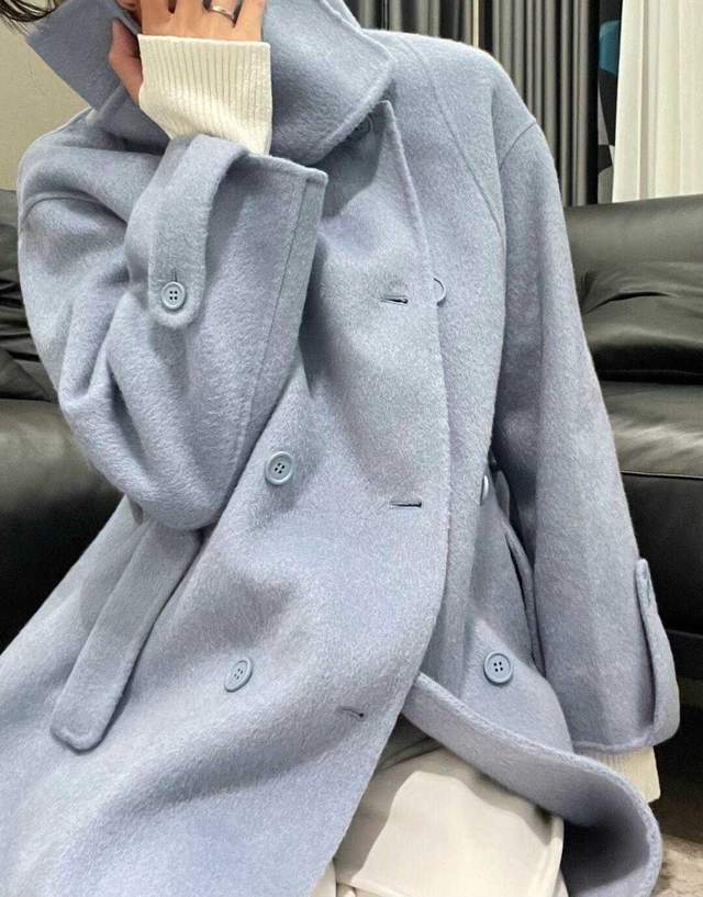 大衣|不止黑白灰经典,今冬更流行雾霾蓝大衣,时髦又百搭,太经典了
