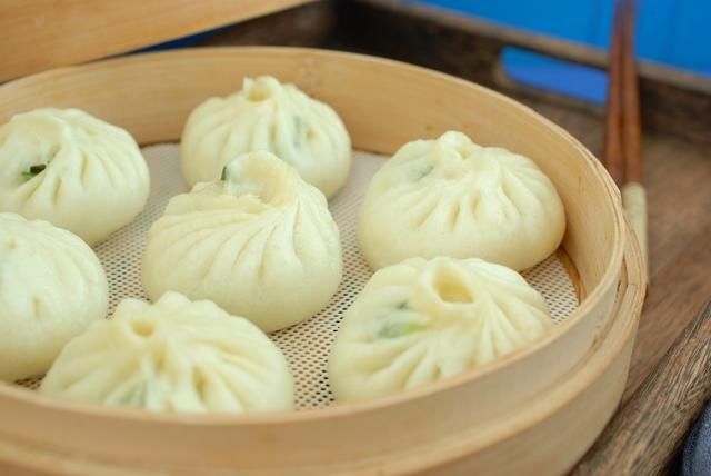 面丁|70岁老妈蒸的这包子，真是服了！包子皮又白又软，馅儿也很特别