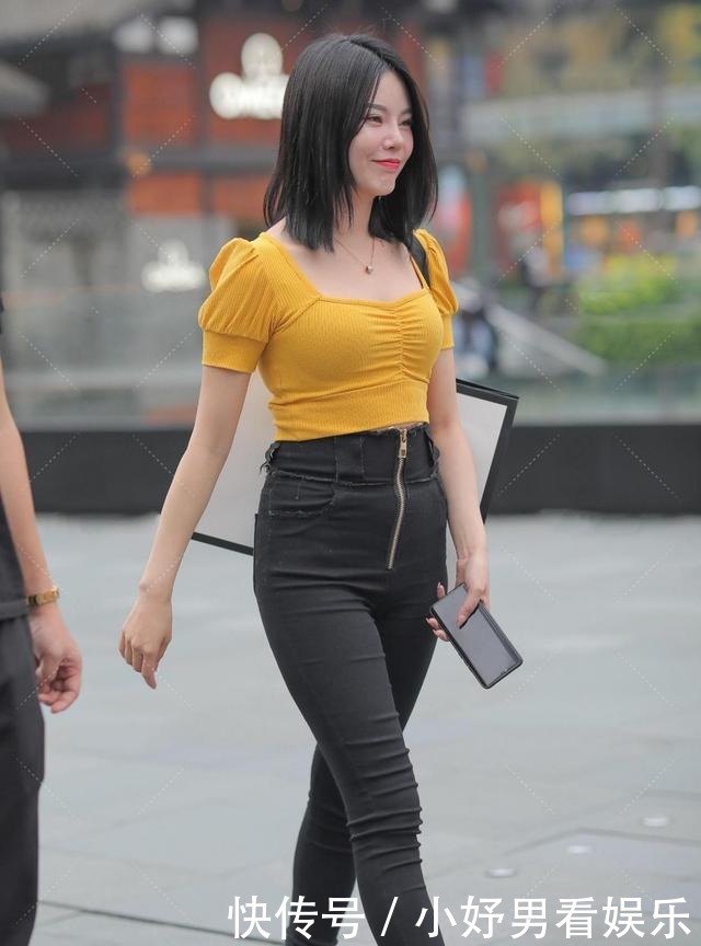 黑色|休闲的衣服搭配粗跟鞋显高级,黑色配亮色时髦感十足