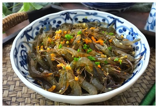 小河虾最具特色的做法，炝一炝就好，端上桌，10分钟光盘