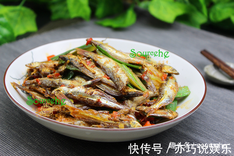 煮小鱼干增加一步，连骨头都酥香麻辣，无腥味特鲜香，超下饭