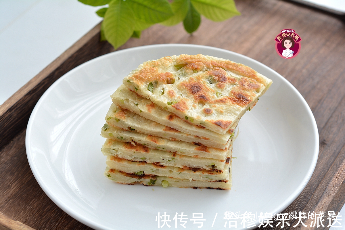 别争了！外酥里嫩的葱花饼，凉水还是热水揉面跟我学，全会了