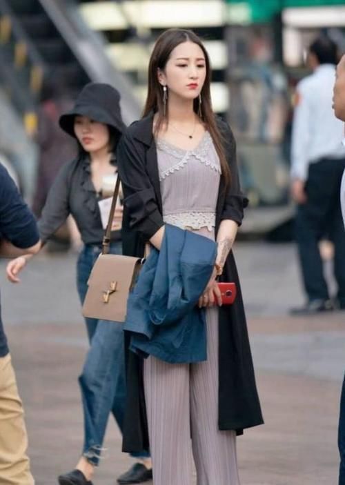 小蛮腰|小姐姐柔美的休闲装，搭配黑色风衣，尽显青春活力的美感