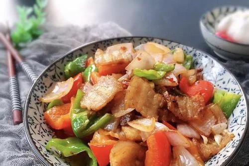 川菜大厨教你做回锅肉，焯水前多加一步，保证肉质鲜嫩不油腻！