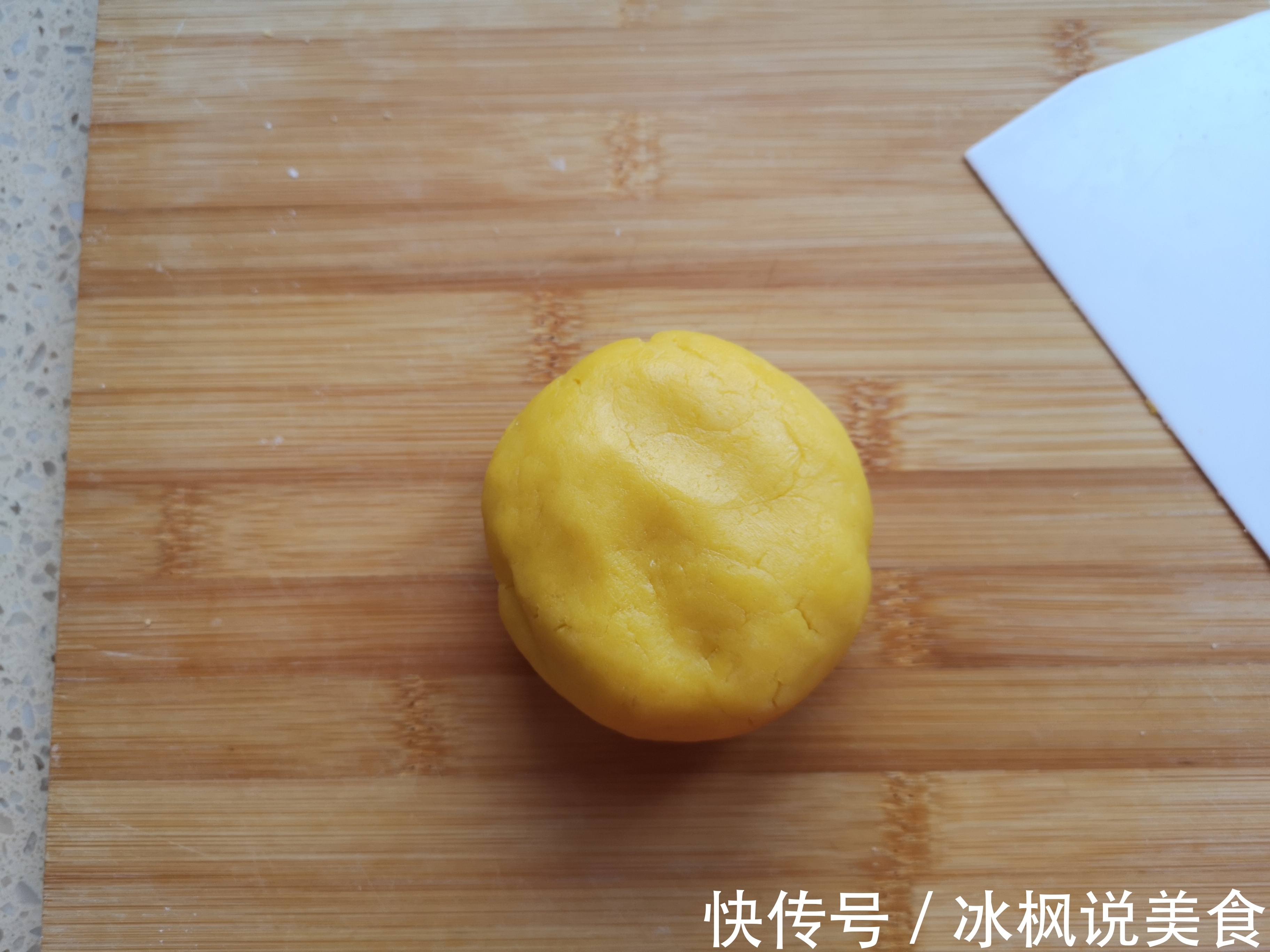 每一次做都不够吃的南瓜派,奶香浓郁,比蛋挞还好吃