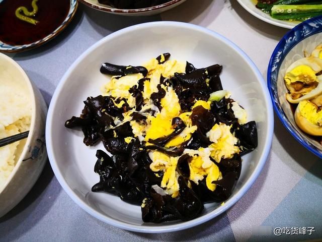 一个人|一个人吃饭，我从不叫外卖，也不凑合，网友：菜不精致但养人