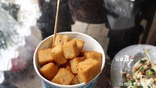 藏身拐角巷弄,一家小破店,只卖两种吃的,排队都排到大街上去了