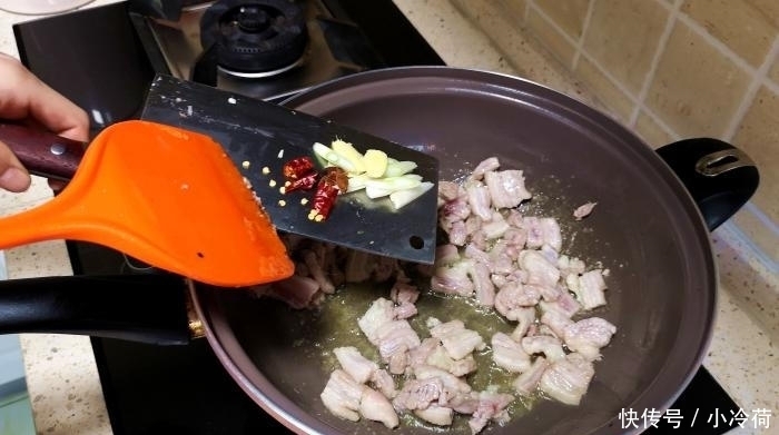 白菜炖豆腐,先炒白菜还是先炒豆腐?大厨:都不对,教你正确做法