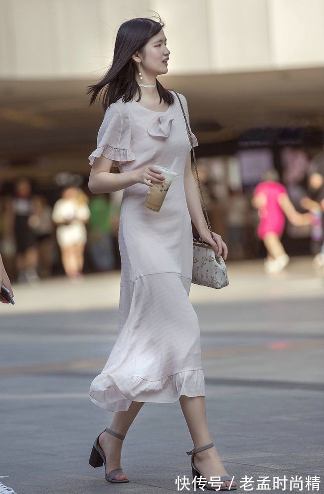 小姐姐|街拍:连衣裙搭配一字带凉鞋,凸显女性的淑女气质