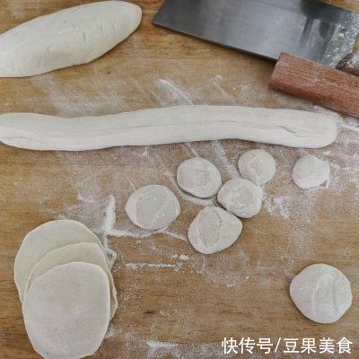 有了它干掉两碗饭不是事！超下饭的素馅饺子