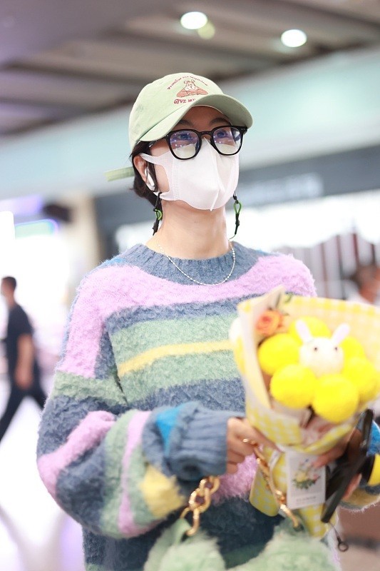 美眉 郁可唯真“挺节俭”, 针织衫都起球了还不换, 幸好版型够高级