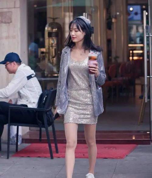 搭配|亮片连衣裙，搭配白帆布鞋，彰显休闲美感