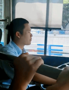 |搞笑GIF:看那双无处安放的小眼神,透出一股小沈阳的淡淡忧桑!