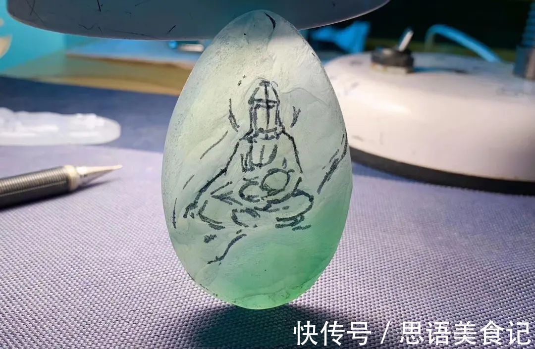 雕刻&一块晴底阳绿的翡翠片料,雕刻自在观音,让你看到不一样的玉雕作