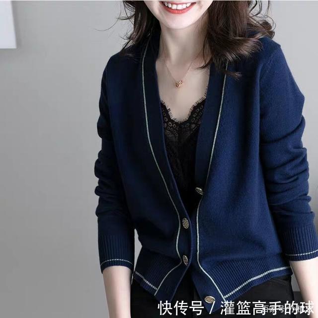 三四十岁女人立秋后别穿风衣，时下流行这样开衫外套，减龄巨时髦