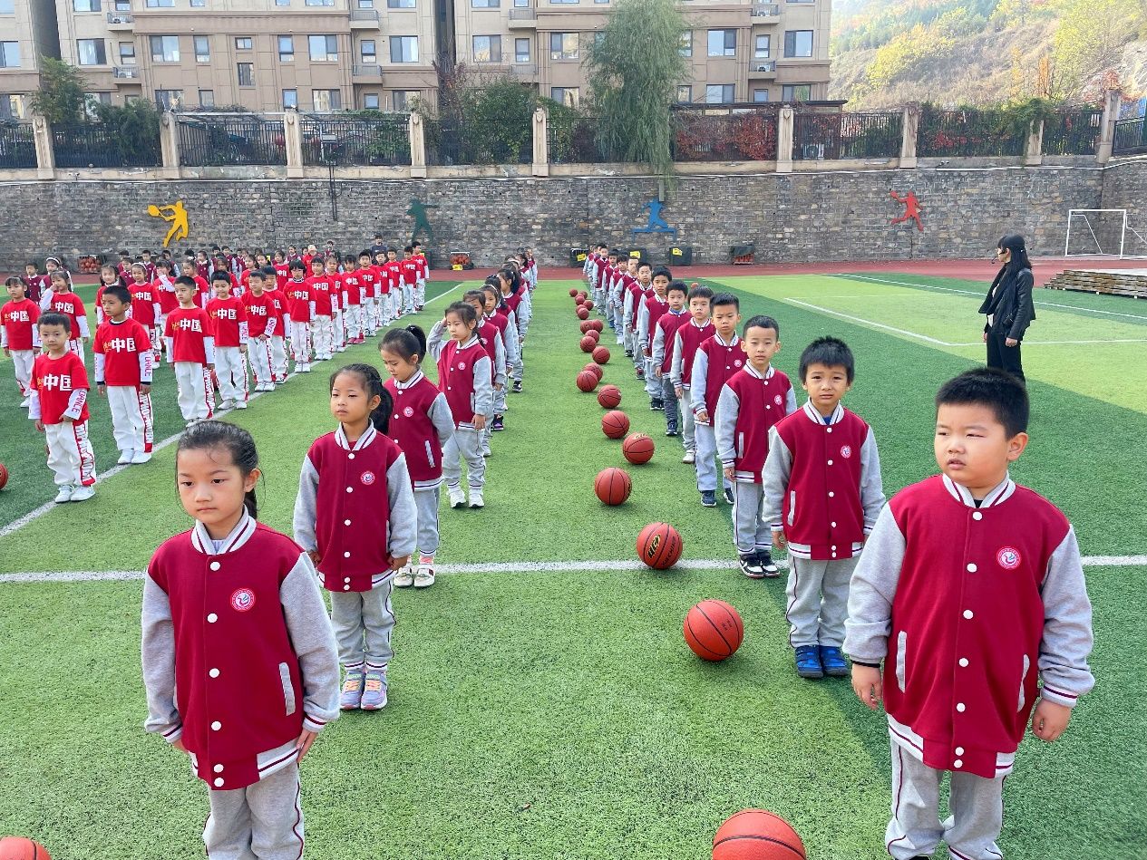 一年级|济南高新区凤凰路小学一年级同学在篮球操比赛活动中绽放风采