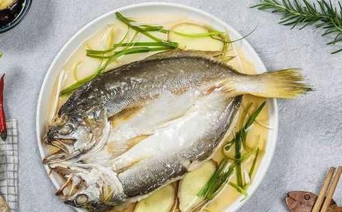 不管蒸什么鱼，都别再加盐腌制了，教你正确做法，鱼肉更香嫩
