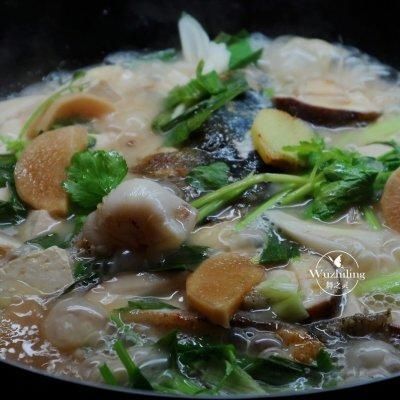 「铁锅鱼头炖豆腐」孩子常吃记忆力好，好吃又营养