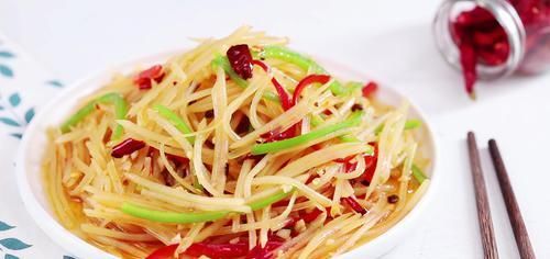 炒土豆丝想要好吃，怎么泡才是关键，厨师都是悄悄这么干
