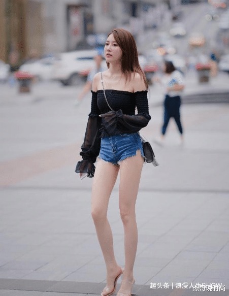 黑色一字肩上衣搭配蓝色开叉短款裤，大气端庄，时尚优雅