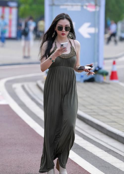 选择无袖挂脖长裙，优雅慵懒的感觉一穿就有，气质女生都喜欢