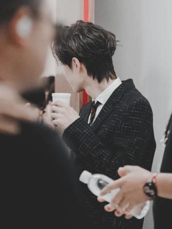 内容|王一博后台补妆,边喝水边看手机,得知看的内容,才懂他的深情