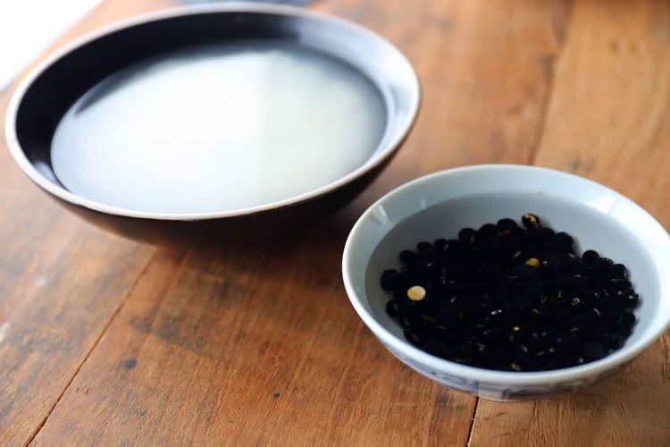 秋天早上喝一杯暖暖的米糊,营养全面,生津润燥