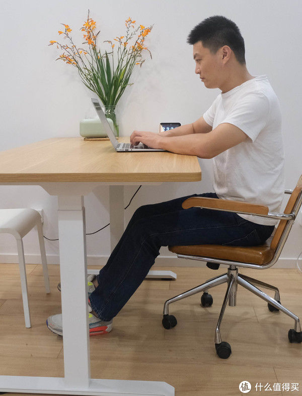 螺丝|家居改造：用电动升降桌打造我的居家办公小角落