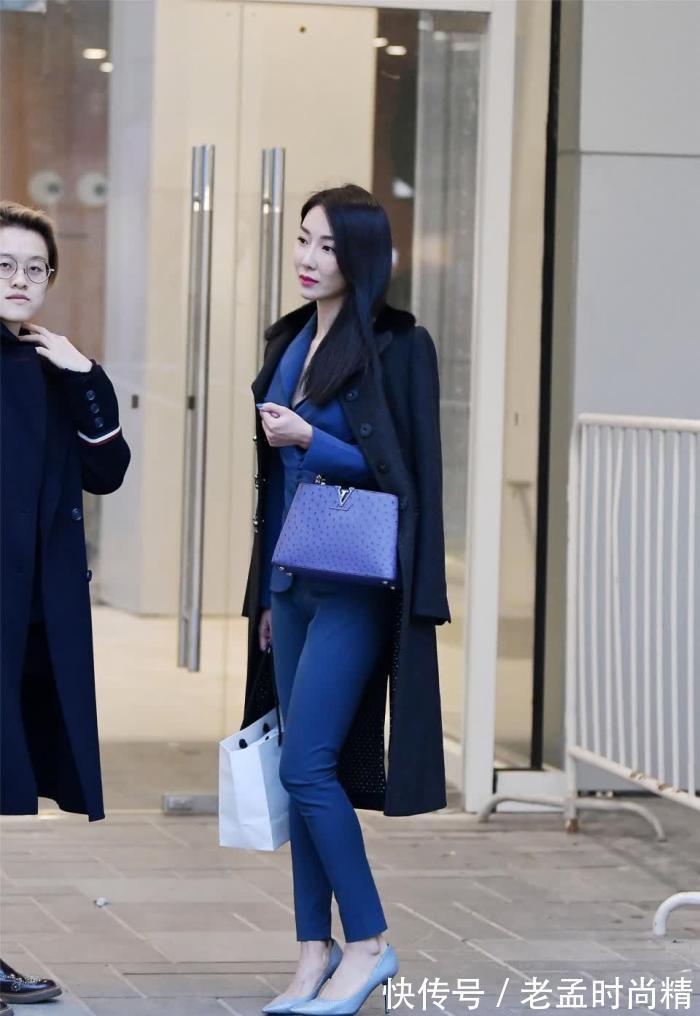 风衣|街拍:美女选择西装搭配九分铅笔裤,风衣披在身上,女强人的风格