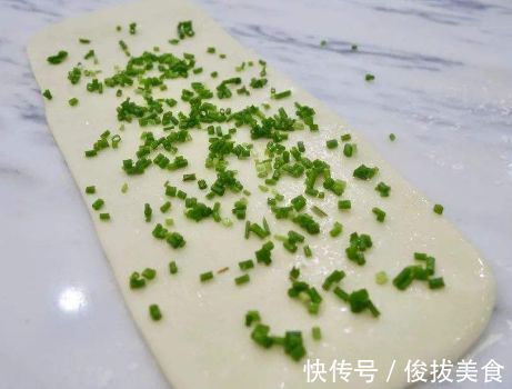 烙饼时,有人烫面有人抹油教你1招,饼松软香酥口感好,不发硬