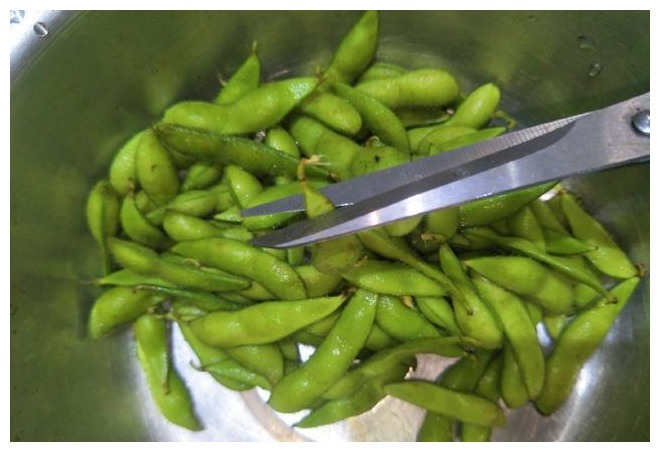 煮毛豆时，最忌直接下锅煮，记住1个窍门，毛豆翠绿好吃又入味