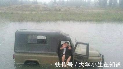 |搞笑图片幽默段子笑话：哈哈，老哥你真的稳，用如此长的吸管喝水