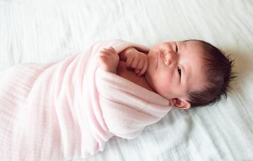 睡眠|哄睡一小时醒来分分钟,“落地醒”的宝宝太磨人!教你正确应对