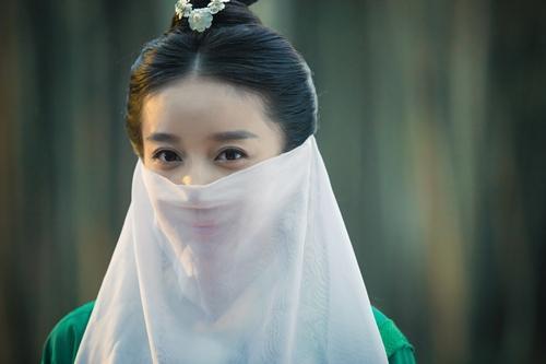 她原是《非誠勿擾》的觀眾，因長得美被星探發(fā)掘，搖身一變成演員