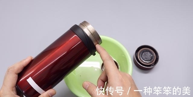 保温杯再难清洗,教你一招,不用洗洁精,细菌茶垢全部洗干净