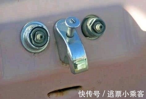 |搞笑图片幽默段子笑话:哈哈,兄弟你不要慌张,只是抽血而已