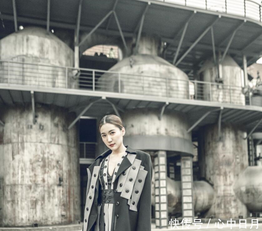 闫鹿杨受邀出席中国国际时装周 驾驭时尚美艳动人!