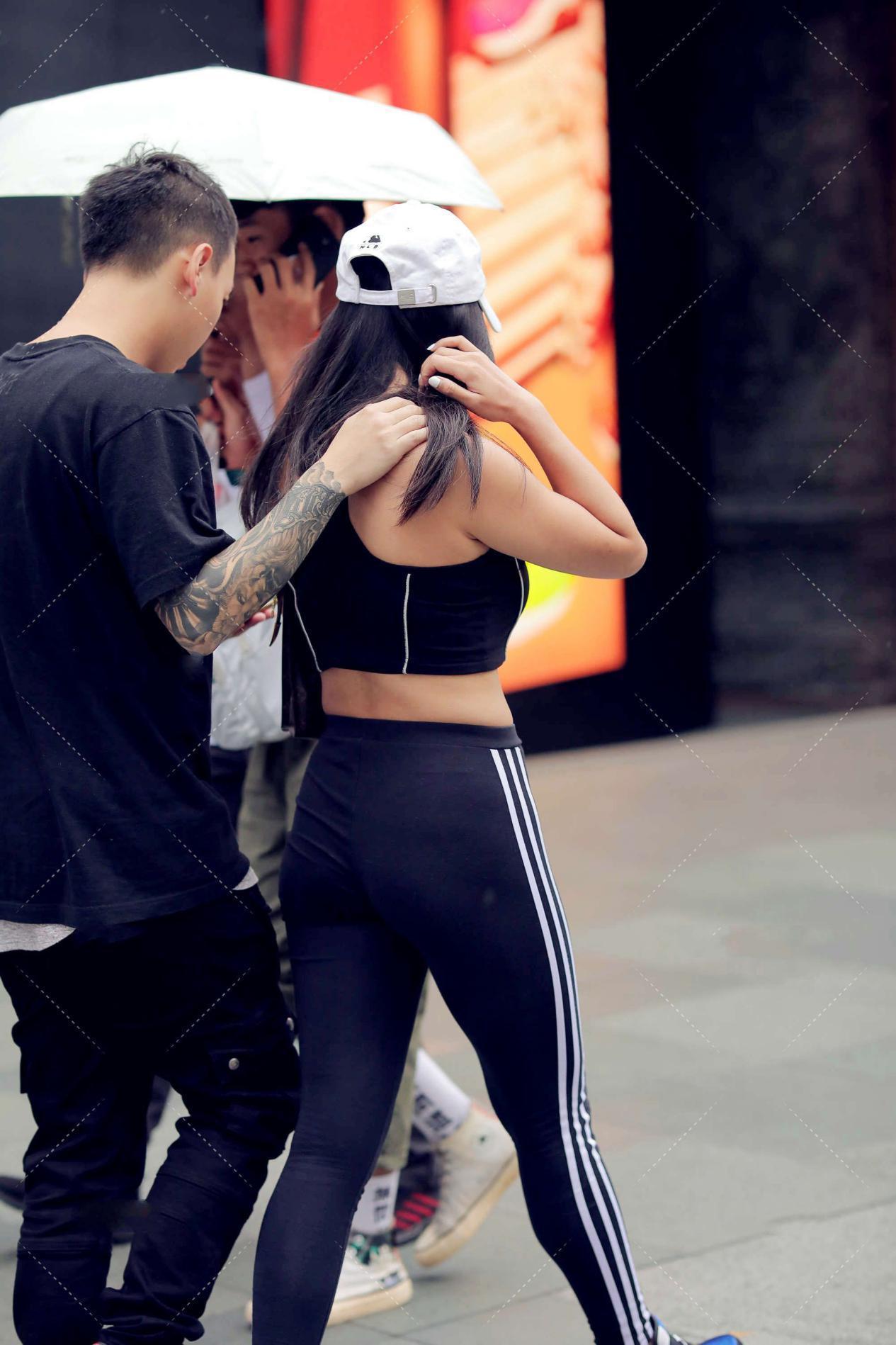 黑色运动套装, 搭配白色鸭舌帽, 打造不一样的时尚感