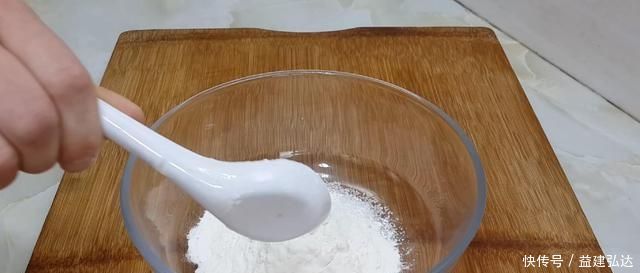 以后面粉就这样做,不发面不烫面,比鸡蛋饼好吃,个个香脆鼓大泡