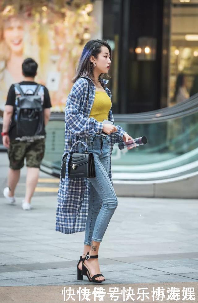 街拍红色紧身裙美女搭配着一双米白色的尖头高跟鞋,清新淡雅又时尚