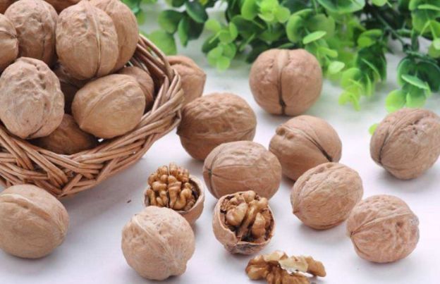 核桃早上还是晚上吃更好？许多人都弄错了，现在了解还不算太晚！