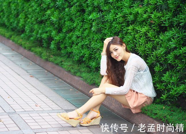 透视|粉色超短裤搭配白色雪纺上衣,甜美感十足