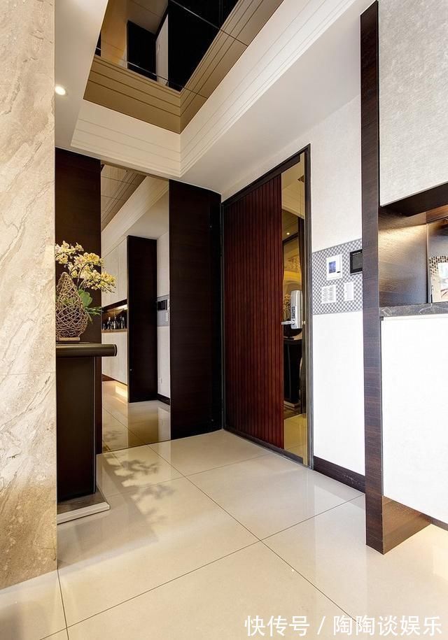 新房|新房装修太漂亮了,玄关吊顶竟然是镜面的设计不禁让人眼前一亮