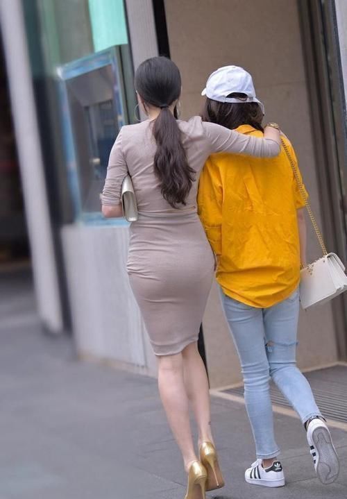 从这身影来判断，阿姨身高167cm，可谓腿精女神吧