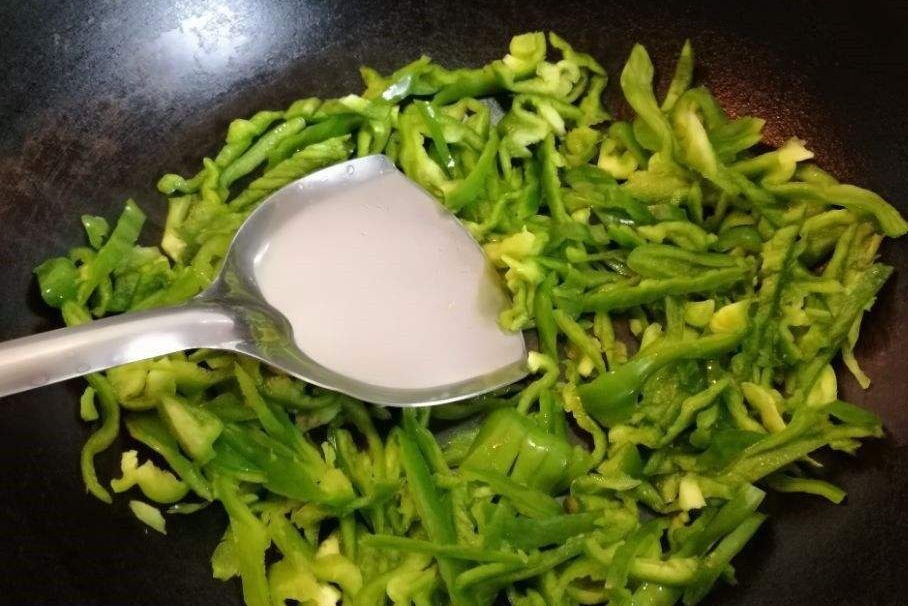 1分钟学会经典家常菜，香辣美味，肉丝滑嫩，一大盘不够吃