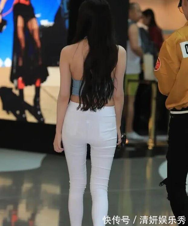 牛仔裤|白色牛仔裤“吃香”,贴身又显瘦,散发女性独特魅力