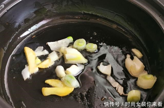 冬天就爱吃这菜,羊肉加萝卜一起炖不腥不膻,连锅一起端上桌
