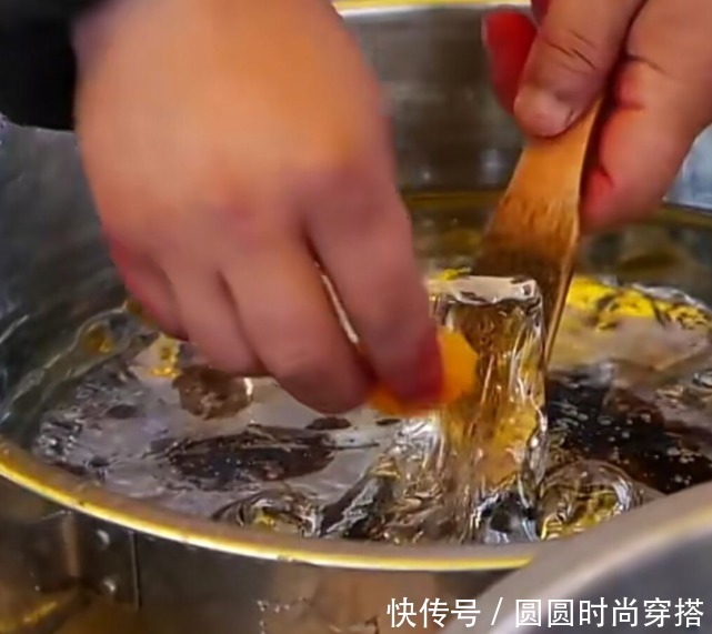 水果|日本街头的水果麦芽糖,用麦芽糖裹着水果来吃,你们有没有吃过