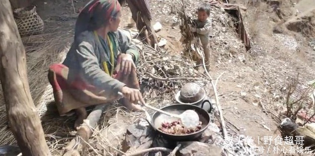 探访|尼泊尔山区穷人们的生活,中国小伙带着羊肉干探访,全家高兴吃肉