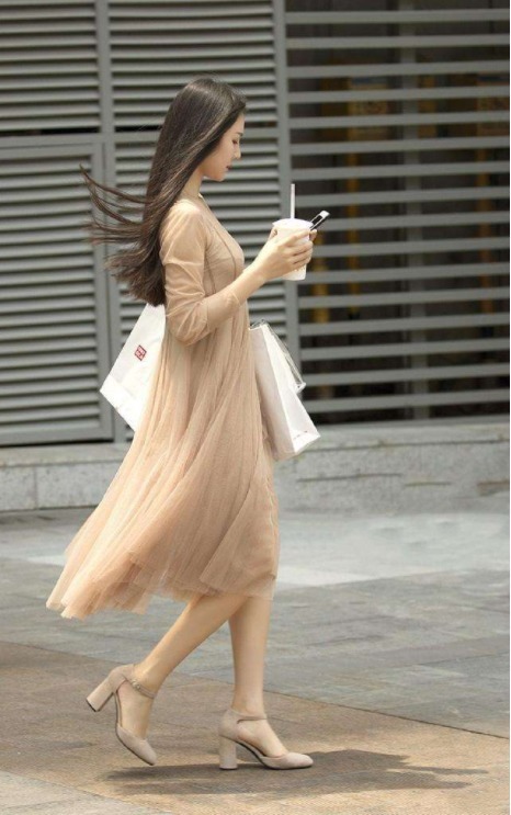 街拍性感美女搭配上裙子,才是街上最美的风景